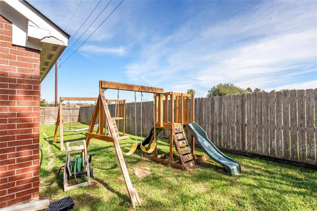 The backyard is spacious enough to accommodate a playground, providing ample room for children to play and enjoy the outdoors. It’s the perfect area for creating a fun and safe environment, or you can easily transform it into your own personal retreat.