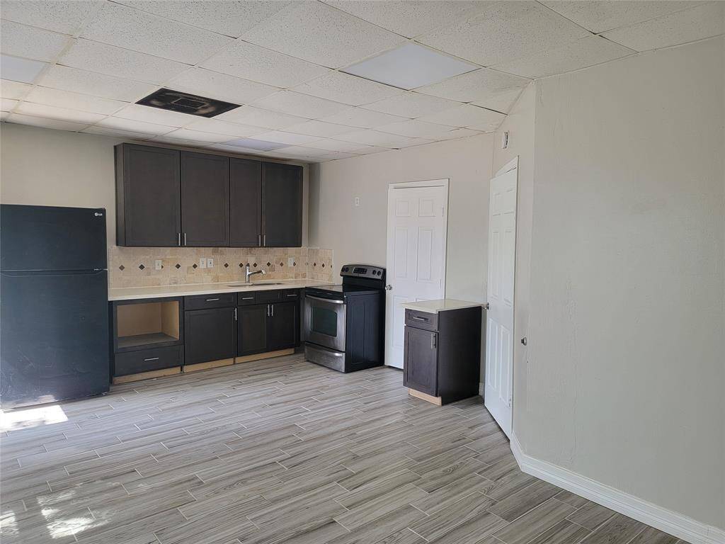 Apartment/guest home kitchen.