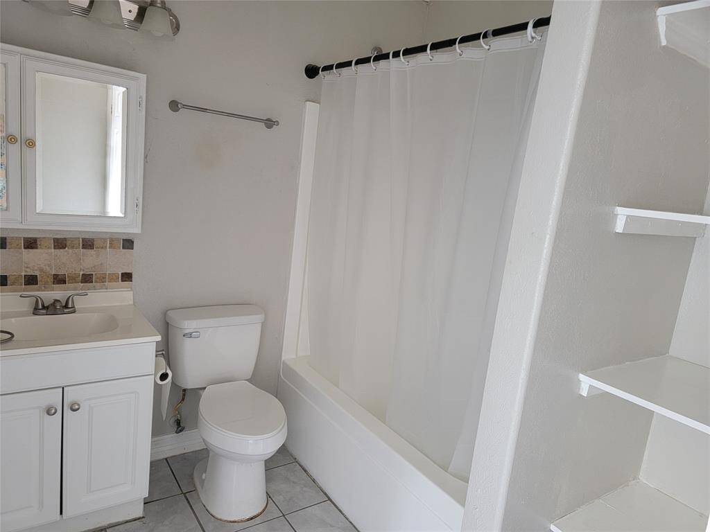 Apartment/guest home bath.