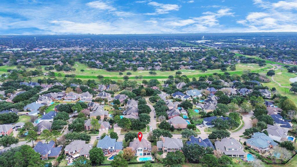 This highly desired gated community of Cinco Ranch North Lake Village. Nestled between the fairways of the Golf Course of Cinco Ranch makes it a great location. LaCenterra for shopping just minutes away.