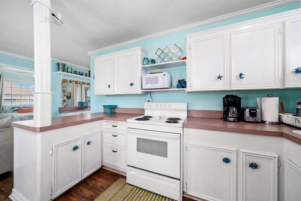 Kitchen with breakfast bar