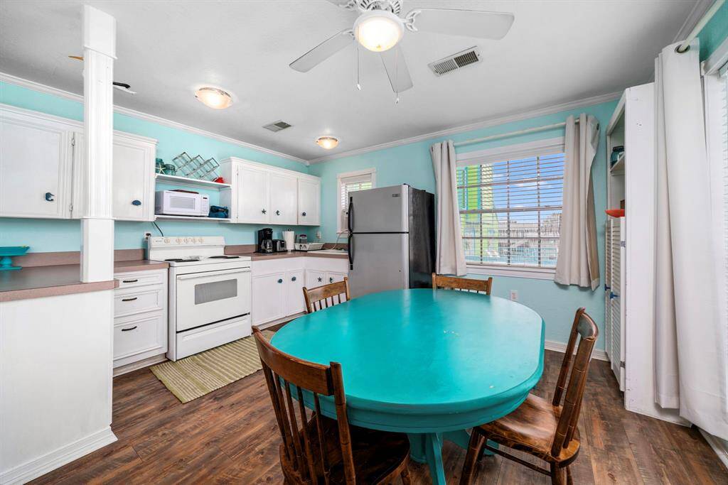 Eat-in-kitchen