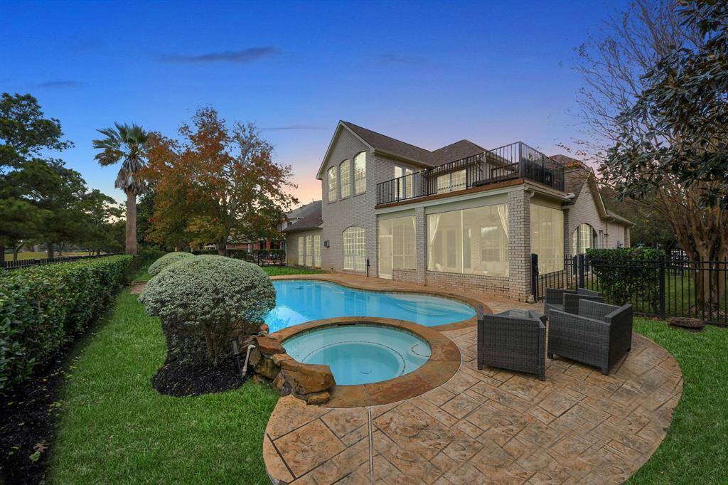 Choose upstairs or downstairs you will have the best sunset views!
