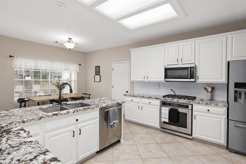 Gorgoeus Kitchen with updated Countertops, Backspalsh and Appliances