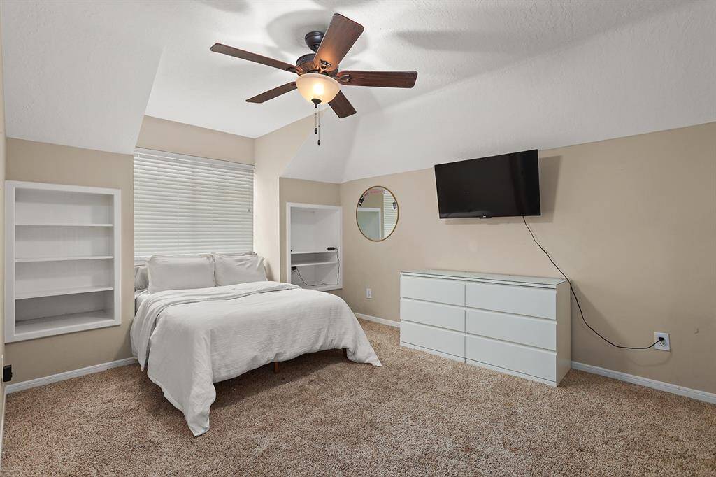 Ceiling Fan, Buitl Ins, 2 Inch Blinds