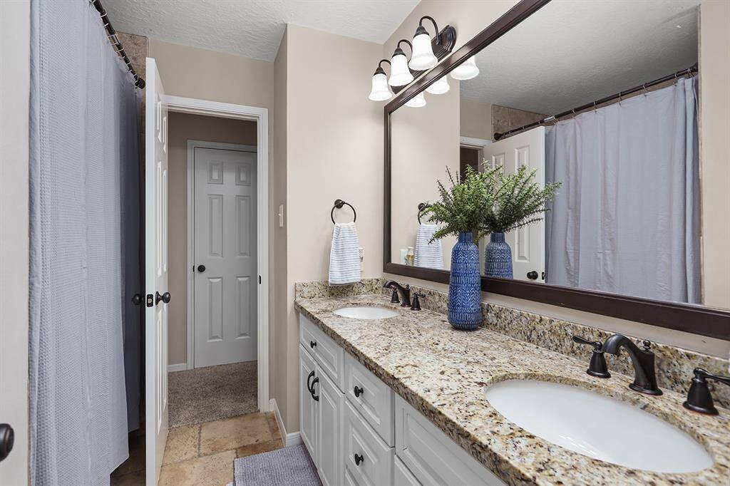 Double Sinks and Granite Ccountetop in Secondary Bath