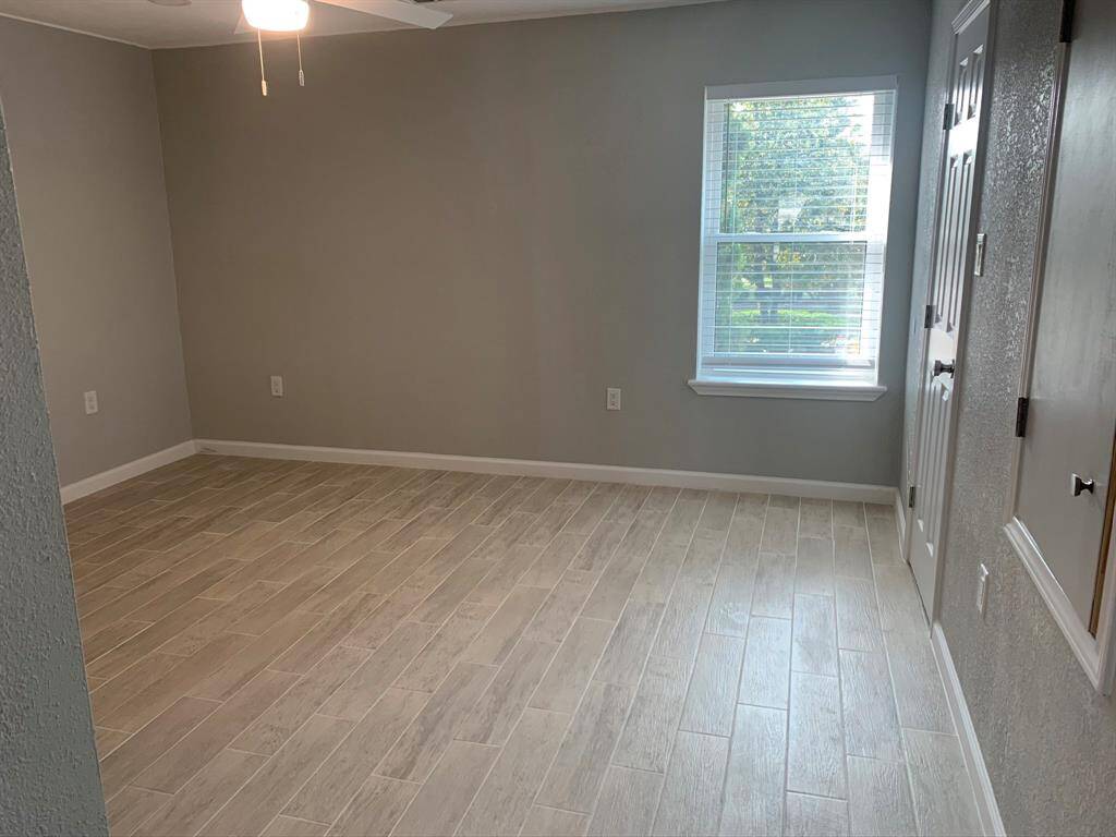 CENTRAL LIGHT, WHITE BLINDS, CEILING FANS