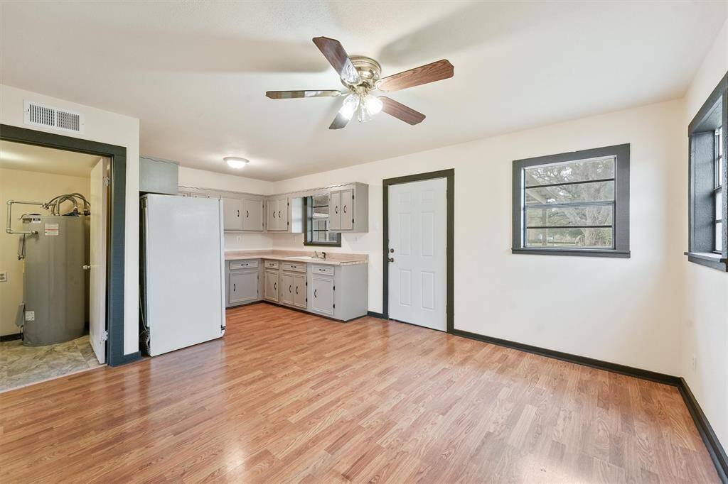Spacious dining / family area
