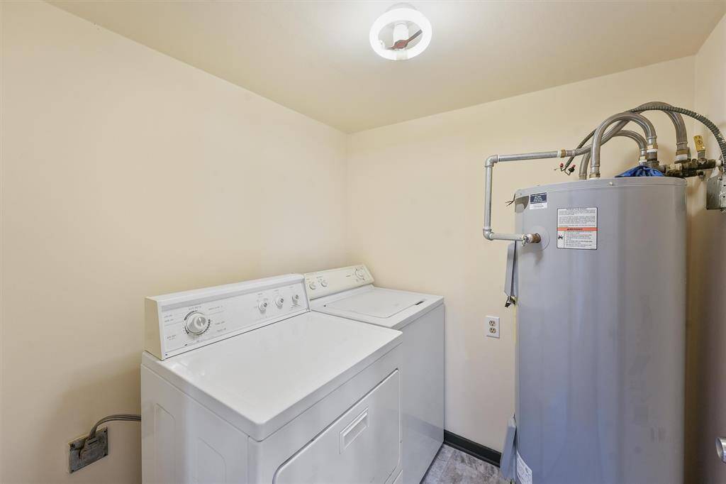 Yes washing machine and clothes dryer convey.