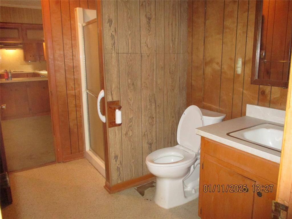 Full bath with shower Xtra room.