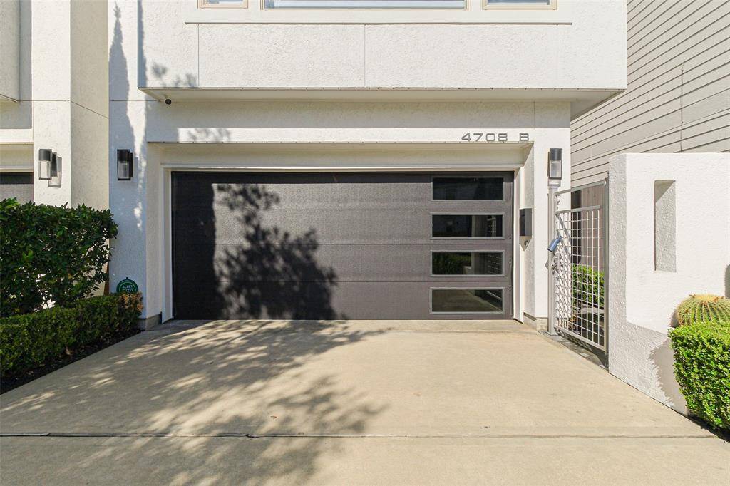 With a double entry garage and private driveway, entertaining guests is not an issue here.