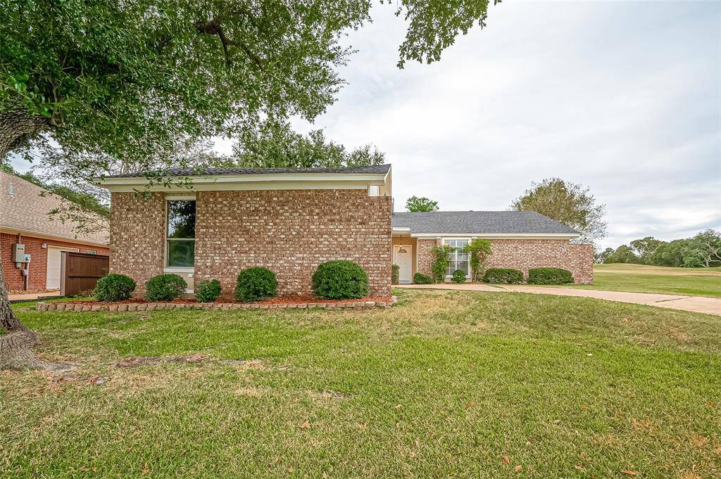 Picturesque curb appeal!