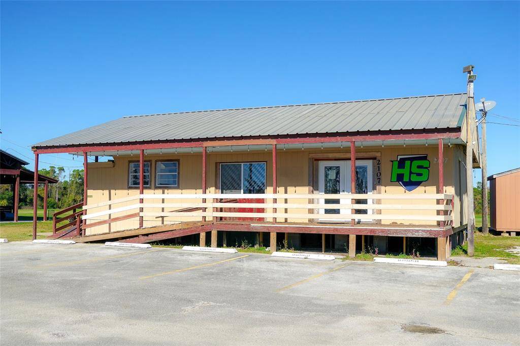 Clubhouse with efficiency appartment