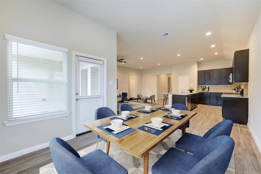 (virtually staged dining room)