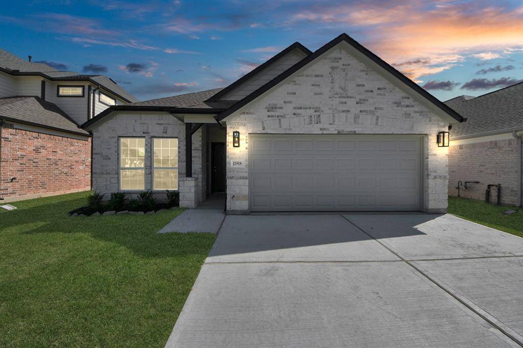 Welcome home to 11918 Maple Oak Drive located in Cypress Green and zoned to Klein ISD