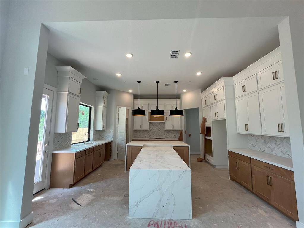Gourmet Kitchen with built in breakfast bar!