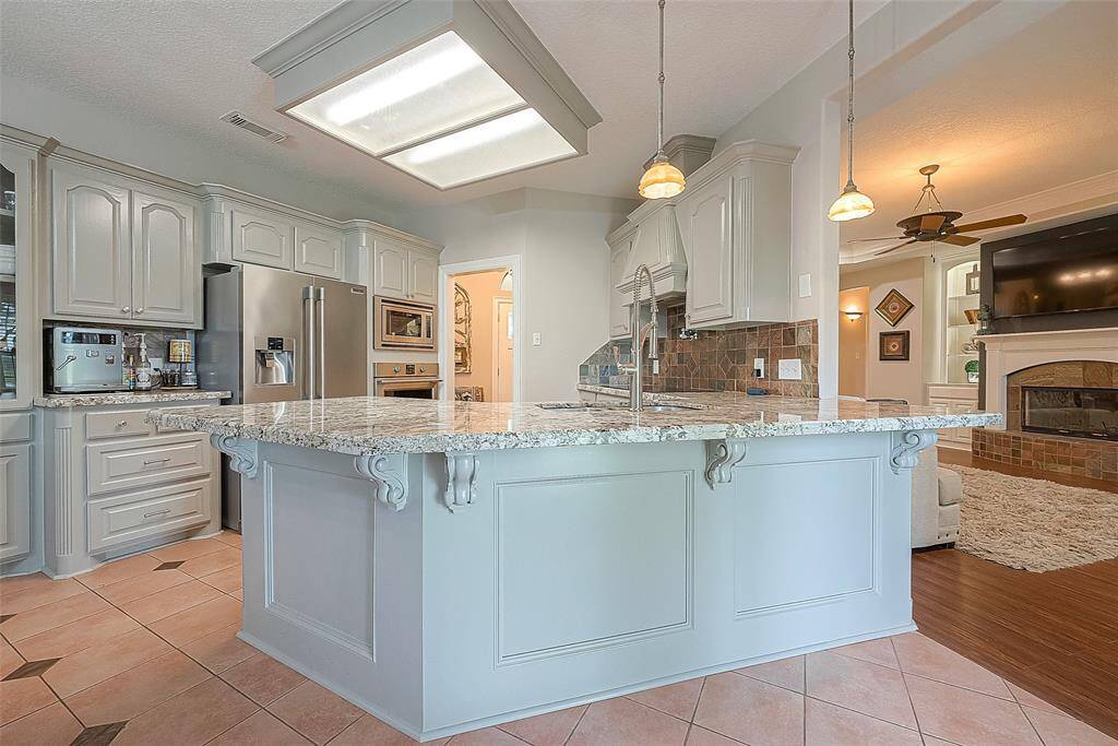 Beautiful kitchen with breakfast bar