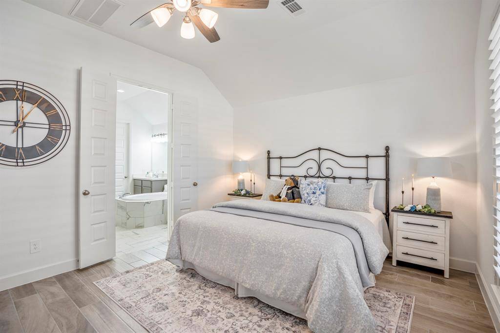 A harmonious combination of whites, grays, and natural tones creates a timeless and relaxing atmosphere.This primary bathroom combines style and practicality, offering a private retreat for unwinding at the end of the day.