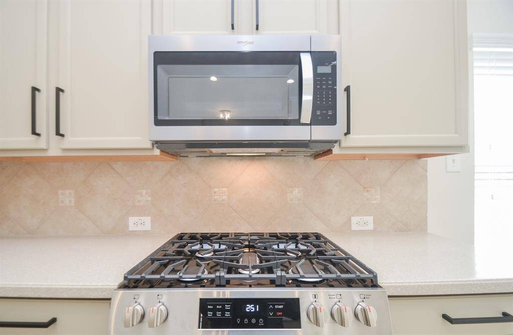 The sturdy cooktop is ready, at your culinary service, for lazy weekend breakfasts right up to fancy entertaining dinner fare!