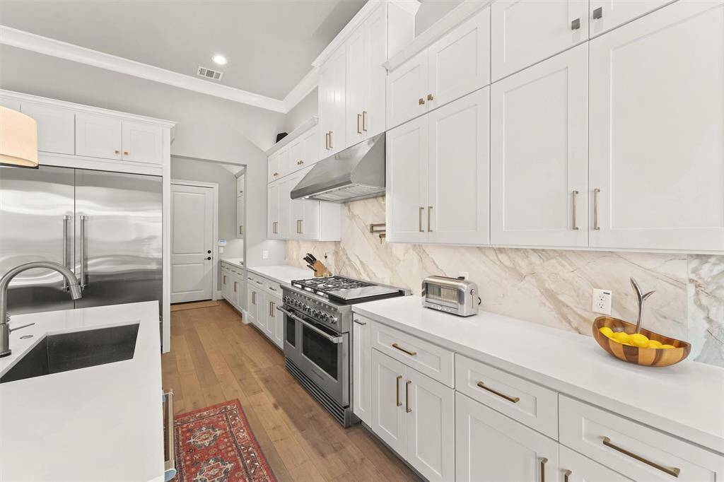 A 48" Fisher & Paykel® range with 6 burners and griddle is the chef's delight! Stainless steel vent hood and a pot filler complete that workstation.