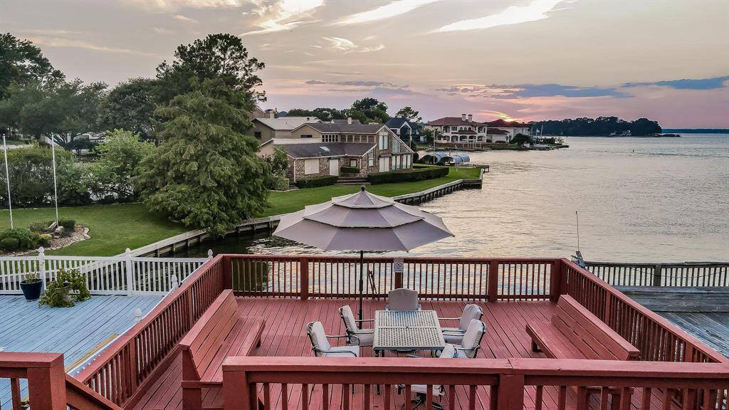 This spectacular 4 bedroom, 3.5 bathroom fully furnished lakefront home is now for lease on Lake Conroe!