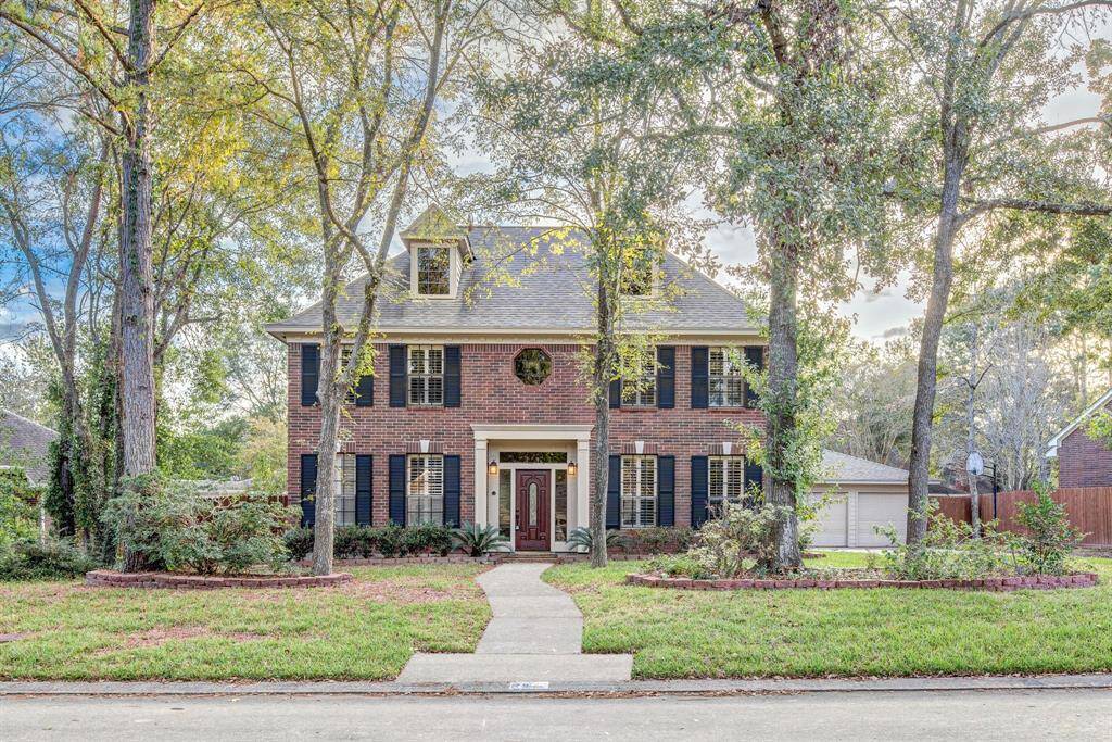 Welcome to this stunning home, perfectly situated on a spacious lot, complete with a heated swimming pool and a separate spa—offering the ultimate in relaxation and luxury.