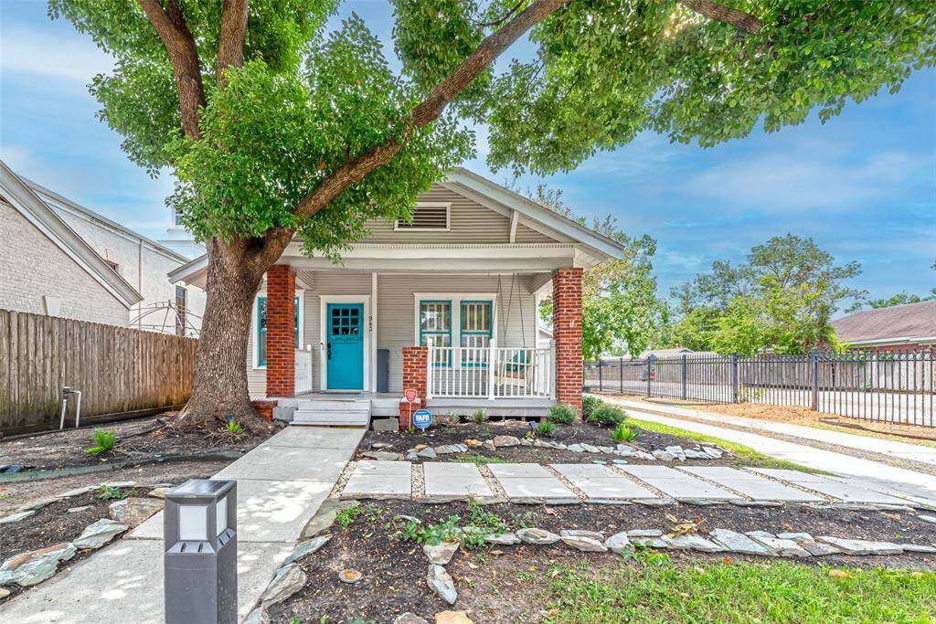 Welcome to this quaint home with short term lease availability! Fully furnished!
