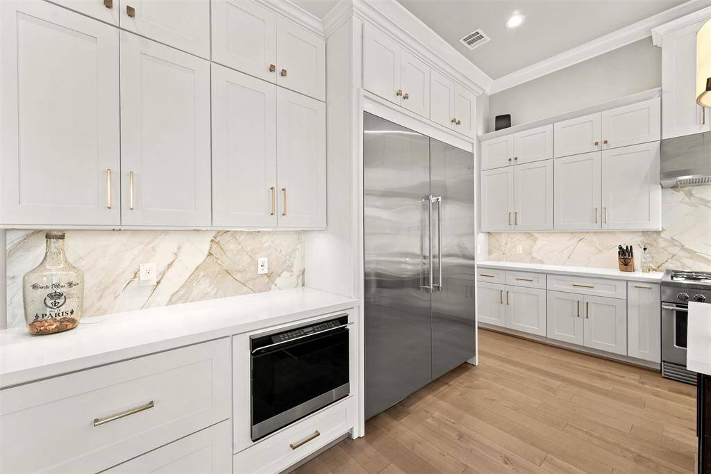 It's on every chef's wishlist: a Fisher & Paykel® 60" side-by-side refrigerator and freezer. This photo doesn't do it justice; it's HUGE in person!!