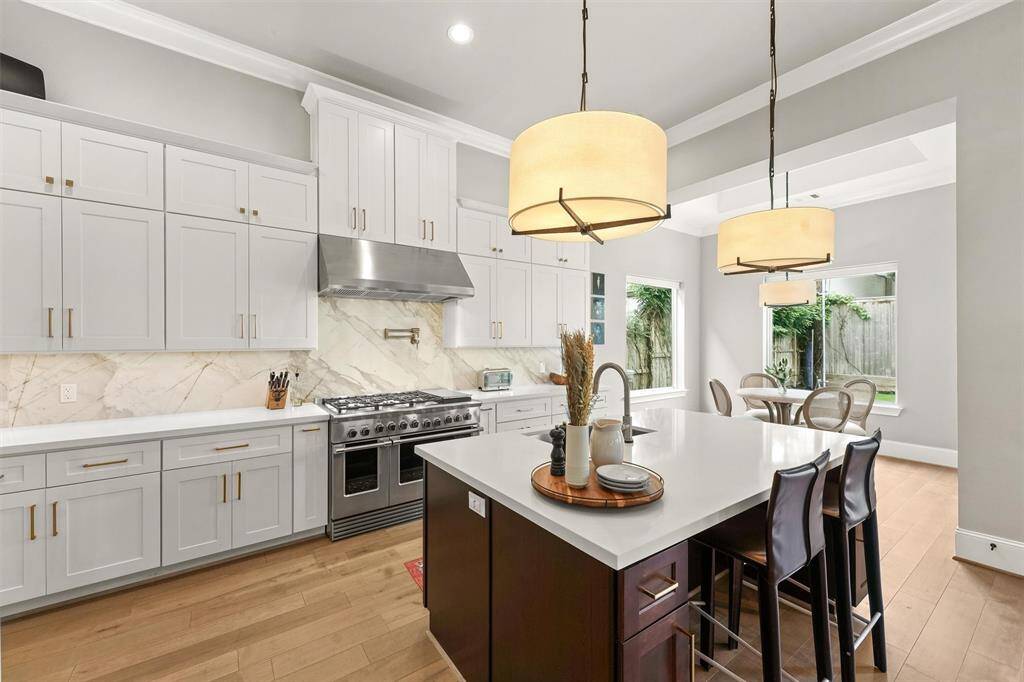 One more look at this beautiful space and ALL. THOSE. CABINETS!