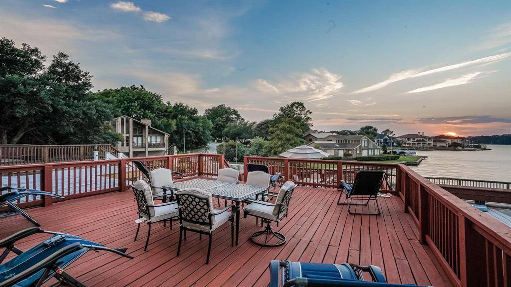 Just imagine sitting around the table with your loved ones enjoying the beautiful weather!