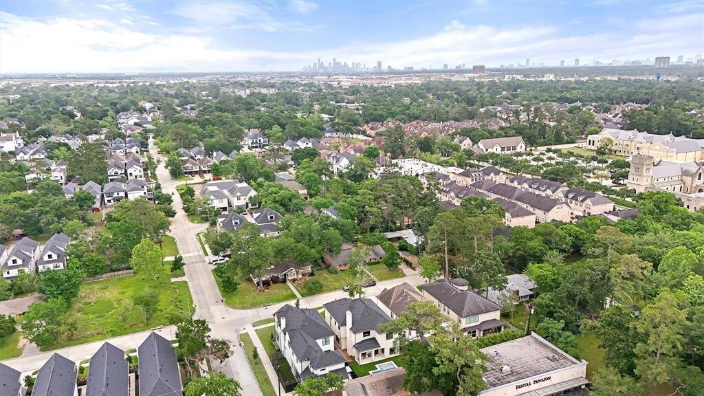 With downtown in the not-so-far distance, this home is ideally located between the Energy Corridor, the Galleria and of course, downtown!