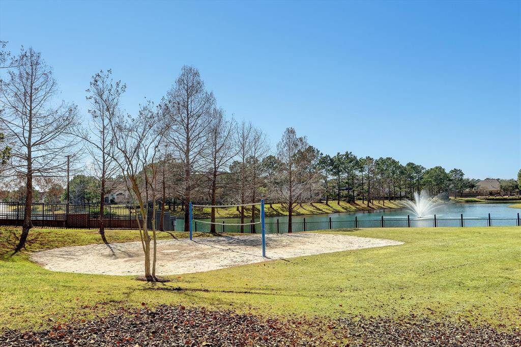 neighborhood HOA common lake area