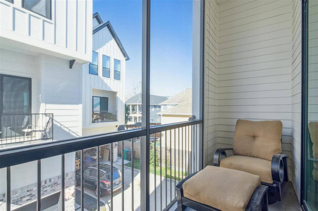 Relax on the screened patio with a removable pet door and a motorized solar shade for added privacy and energy efficiency. Screened porch adds value and your furry friends will love it too!