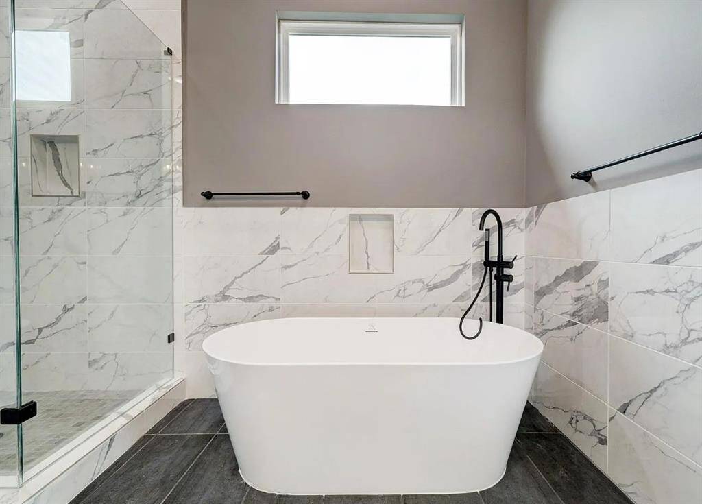 Soaking tub