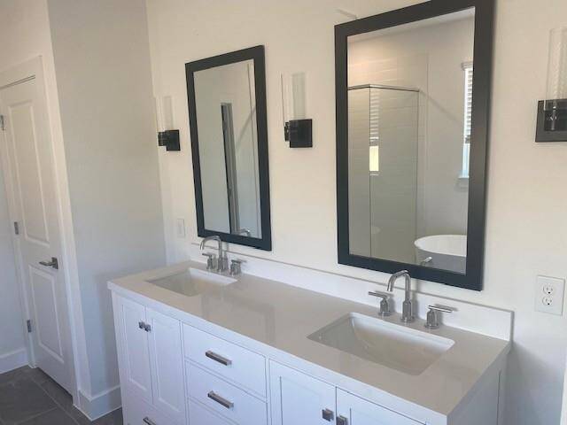 Relaxing primary bath with dual sinks