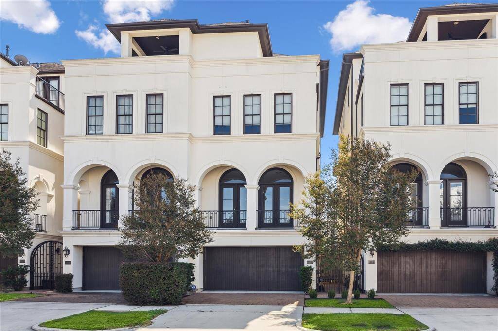 Sophisticated 2017 Lovett built townhome in superbly convenient Afton Oaks area. Adjacent to very walkable neighborhood of manicured boulevards and the meticulously maintained lawns of multimillion-dollar homes, Oakshire is located near some of Houston's most exclusive shopping & dining venues.