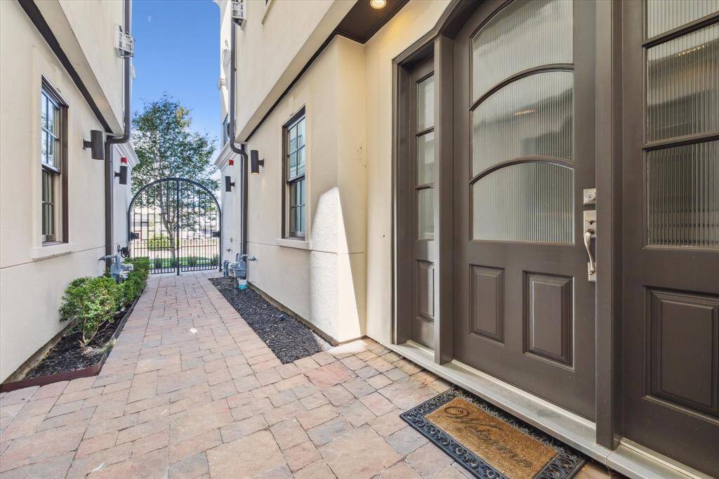 Inviting, well lighted, brick-paved, gated entry provides privacy, security & keeps uninvited guests away from front door. Wonderfully convenient location for walking to shopping/dining/entertainment venues: River Oaks District, The Galleria, and Highland Village Commercial. Only slightly further afield: Uptown Park, Central Market, Whole Foods & Costco. Oakshire is only a short bike ride from one of the nation's largest urban parks. Houston's beloved Memorial Park offers 1500 acres of nature & recreation.