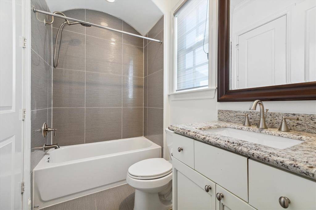 Secondary bedroom en suite bath.