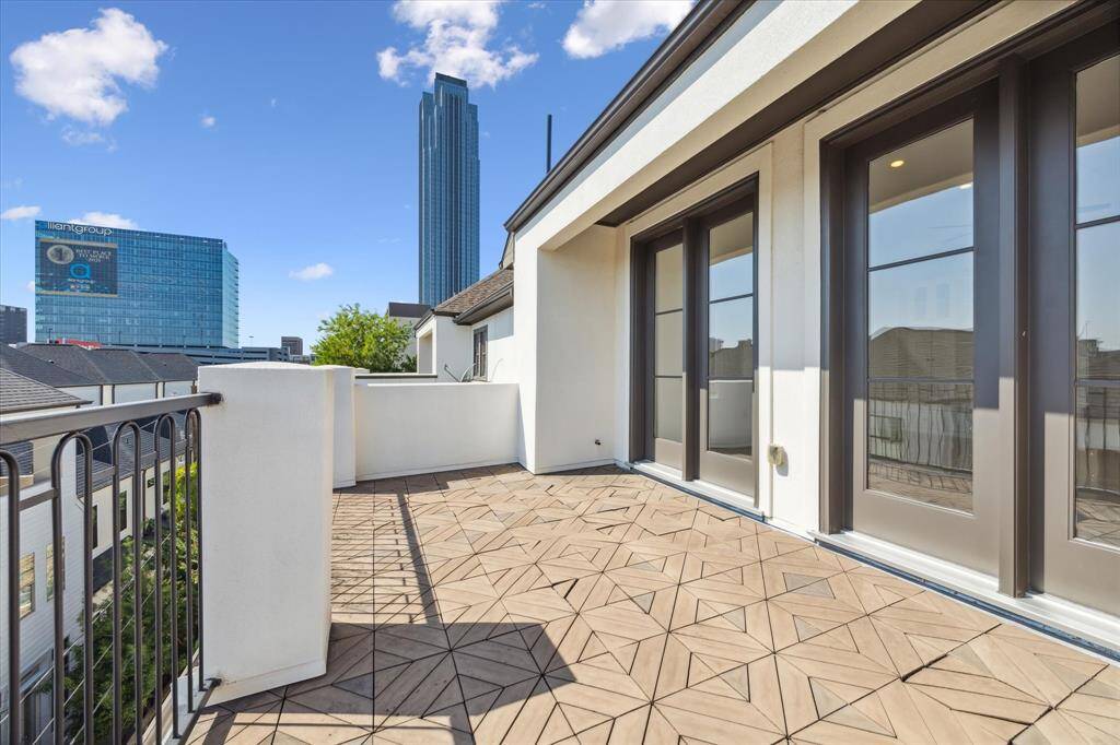 4th-floor south-facing balcony with spectacular view of Williams Tower.