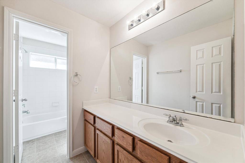 Guest bathroom for 2 rooms upstairs