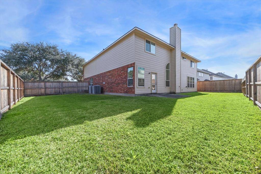 Beautiful outdoor! Look at the space outside.. Perfect for entertaining!