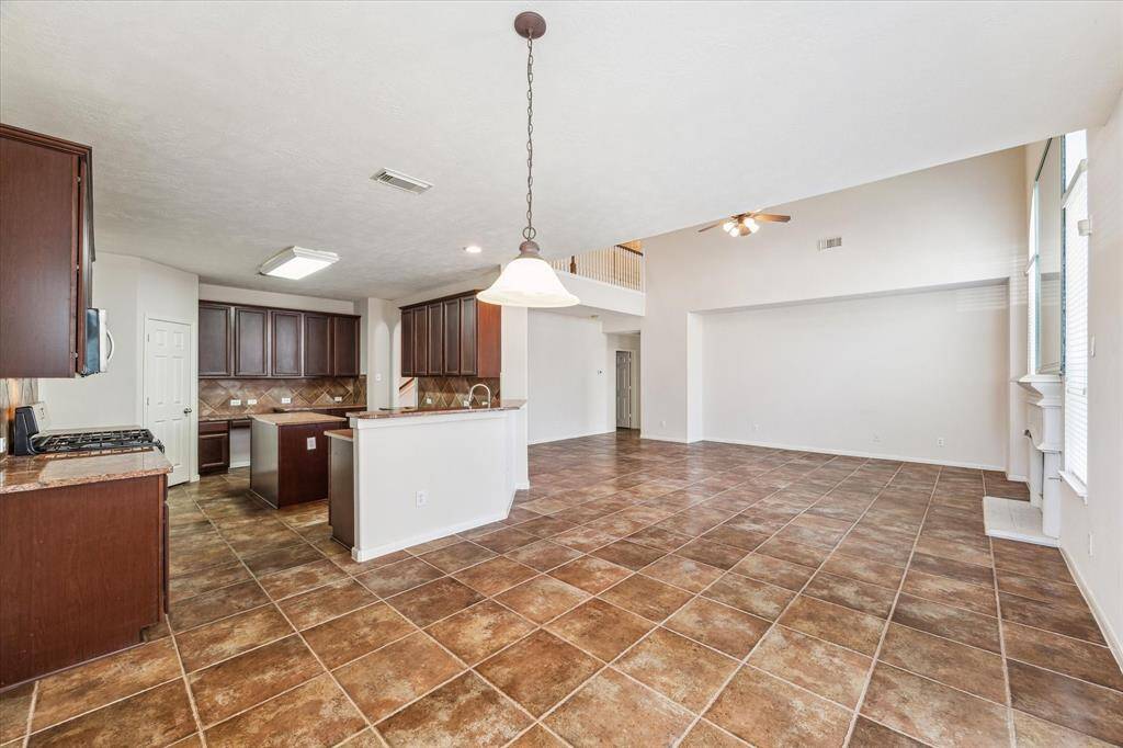 Beautiful kitchen, breakfast, and living room combination. Perfect for entertaining. The living room has two story ceilings that will be perfect for a 12ft christmas tree during the holidays. Beautiful natural lighting!