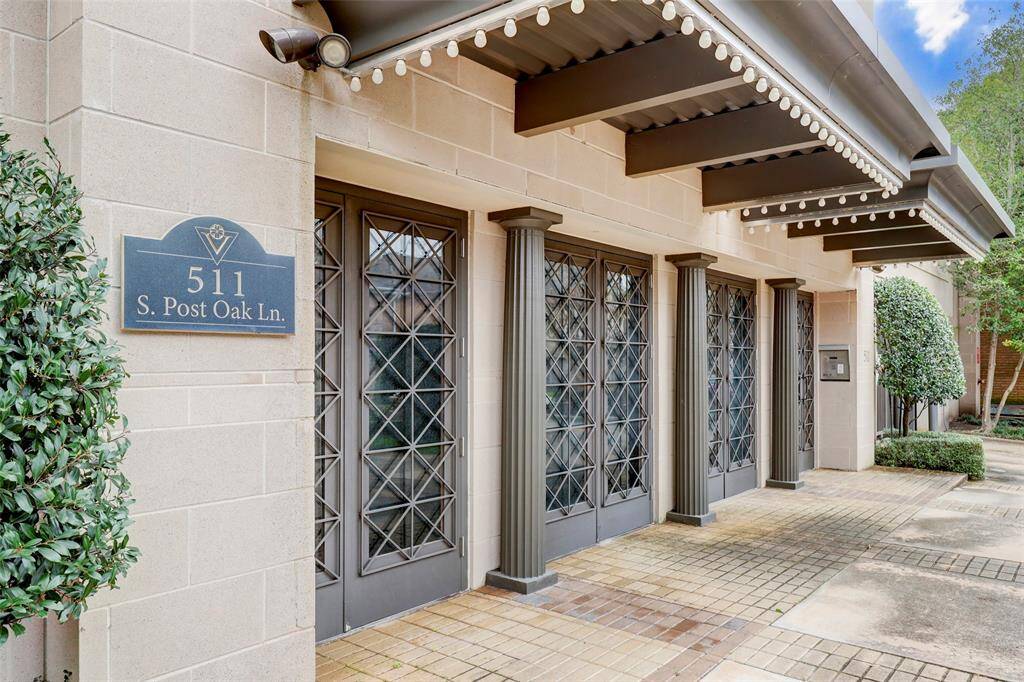 The Venti is a peaceful 6 story building with only 20 residences. 6D is one of the stunning penthouses.
