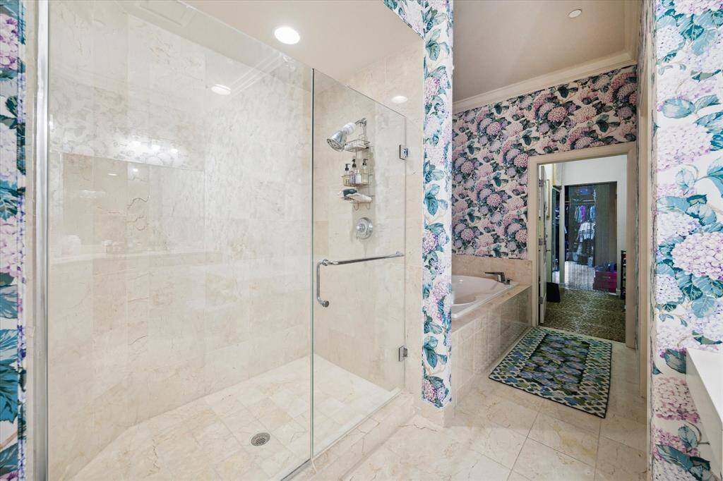 The shower and bathtub in the primary bathroom.