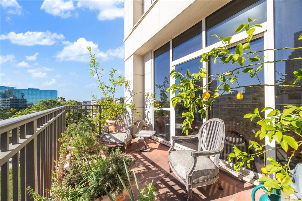 The cheerful patio overlooking Houston is so inviting!
