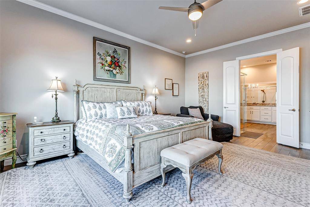 Elegant en-suite with double sinks, a soaking tub and walk-in shower