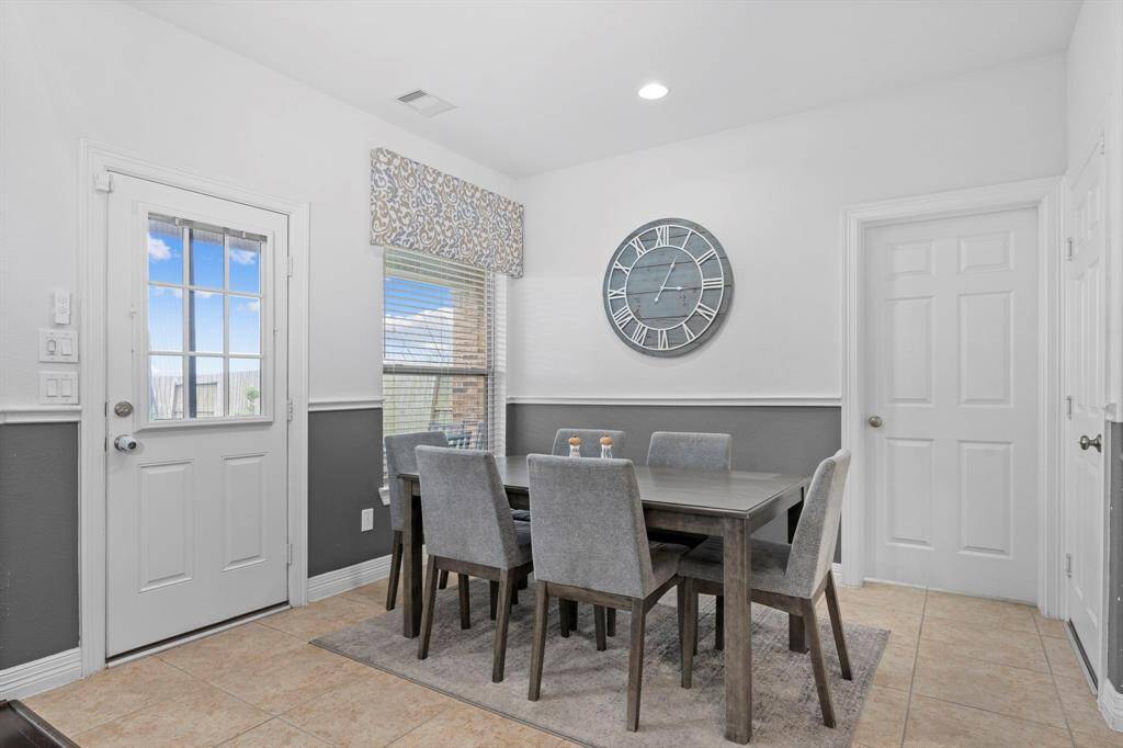 Savor your meals in the casual dining area, where you can enjoy breathtaking views of the lake!