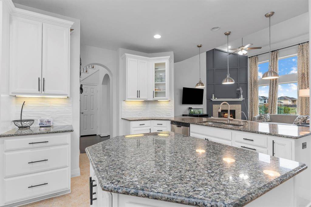 Enjoy breathtaking views of the lake as you take in the abundance of countertop space and ample storage, perfectly designed to meet all your needs!