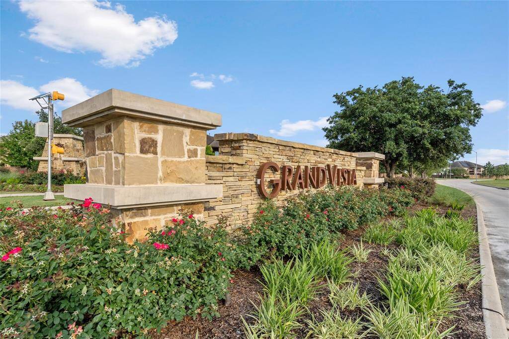 Where is Grand Vista? Nestled in the heart of Richmond, TX, Grand Vista offers easy access to both Grand Mission Boulevard and major roads like the Westpark Tollway and the Grand Parkway. Just 17 minutes to Katy for shopping galore and only 27 minutes to downtown Houston—this is a prime location that balances convenience with charm!