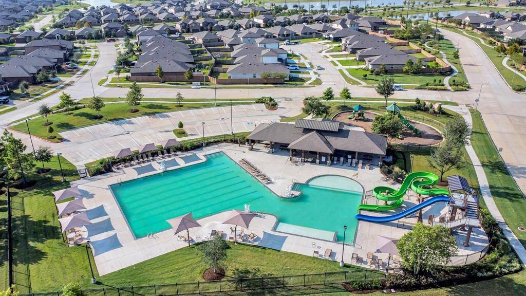 Residents of Grand Vista enjoy a wealth of community amenities, including a relaxing swimming pool perfect for weekend unwinding and a playground ideal for young children. With shopping and dining options just around the corner at La Centerra, the Galleria area, and the Westchase District, you'll never have to travel far to satisfy your cravings or take care of errands.